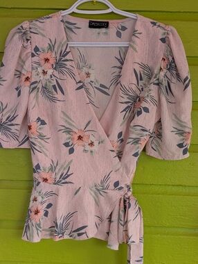 Dresscode LA Pink Floral Wrap Top Small